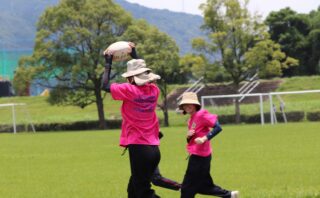 八代ラグビー協会の社会人女性チームの練習風景。ラグビーは大人の女性にとっても味わい深いスポーツ