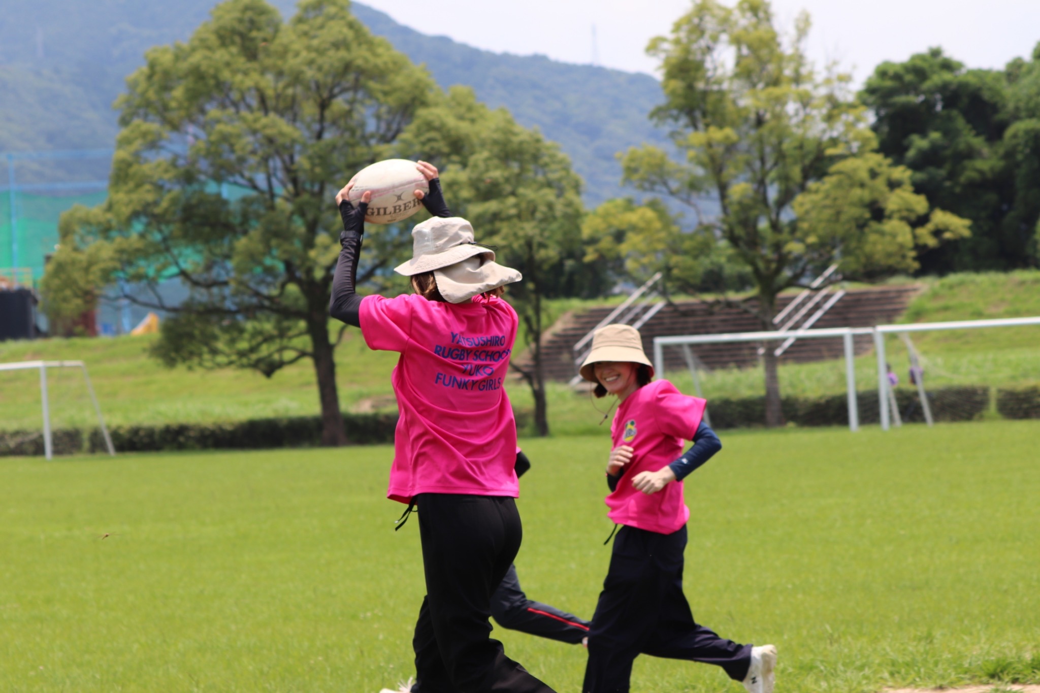 八代ラグビー協会の社会人女性チームの練習風景。ラグビーは大人の女性にとっても味わい深いスポーツ