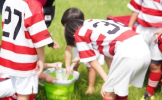 小学生選手たちが、練習の合間に水分補給をする様子。