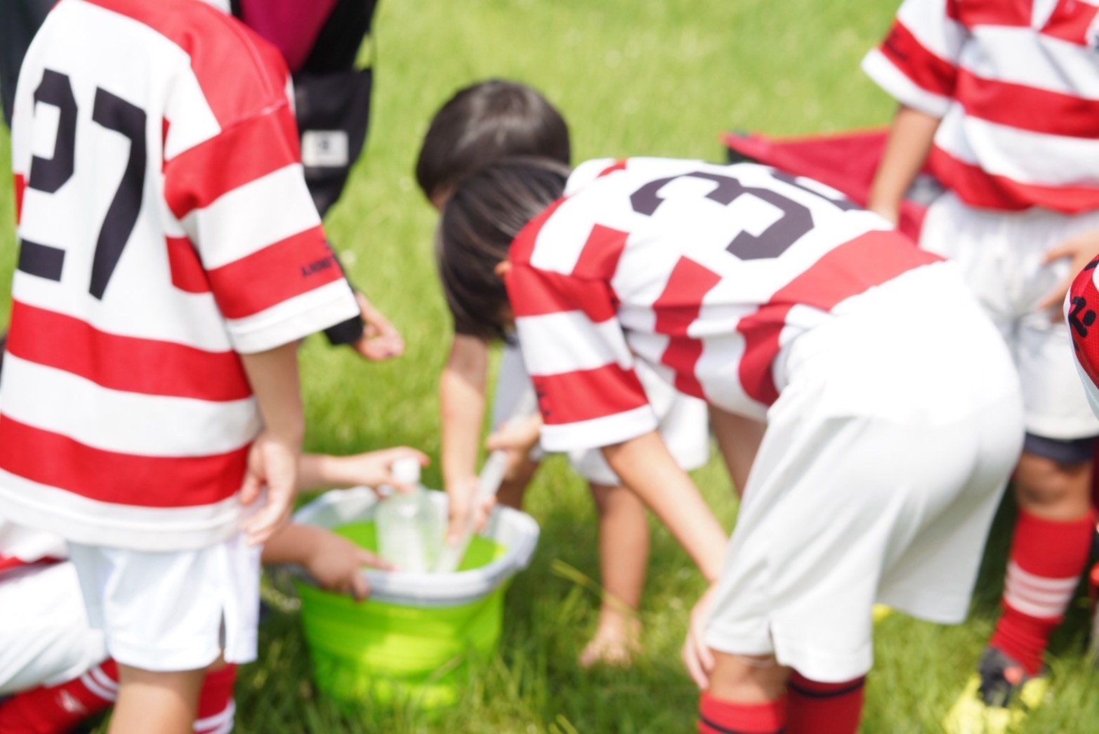 小学生選手たちが、練習の合間に水分補給をする様子。