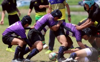中学生ラガーマンたちがボールをめぐり、チームのために全力を尽くす姿。