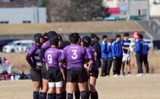 ファランクスの中学生選手たちが、話し合っている様子。チームワークとコミュニケーションは、ラグビーの重要なスキル。