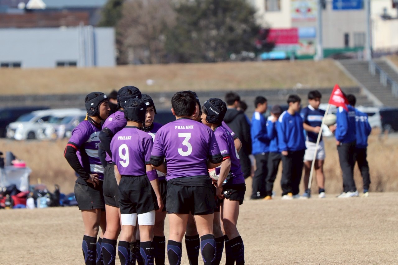 ファランクスの中学生選手たちが、話し合っている様子。チームワークとコミュニケーションは、ラグビーの重要なスキル。