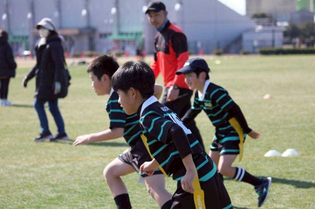 小学生ラガーマンたちがフェアプレー精神のもとプレーする様子