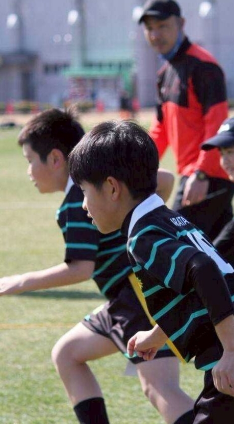 小学生ラガーマンたちがフェアプレー精神のもとプレーする様子