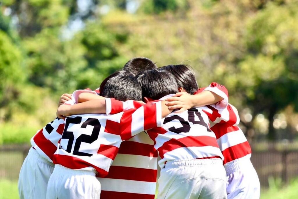 小学生ラガーマンたちが円陣を組んでいる様子
