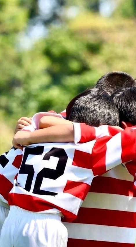 小学生ラガーマンたちが円陣を組んでいる様子