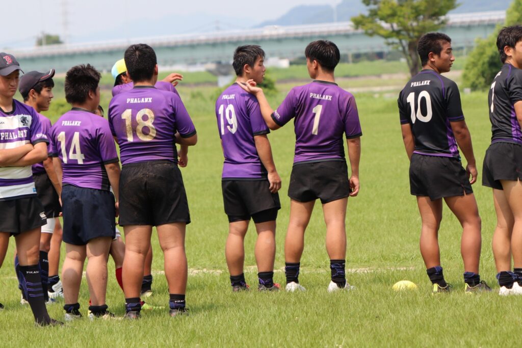 中学生ラガーマンたちが励まし合い練習する様子